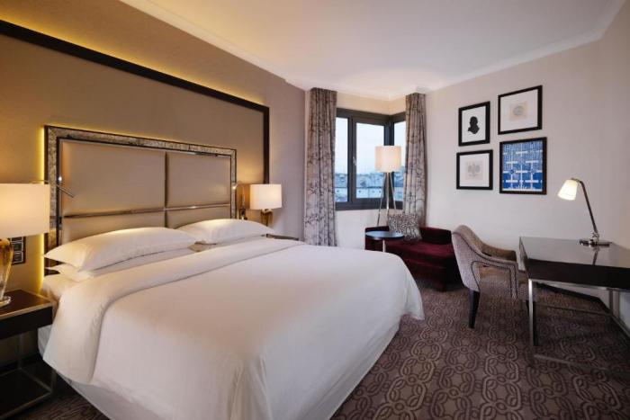 쉐라톤 그랜드 크라코프 호텔 크라쿠프 객실 사진 A room at the hotel