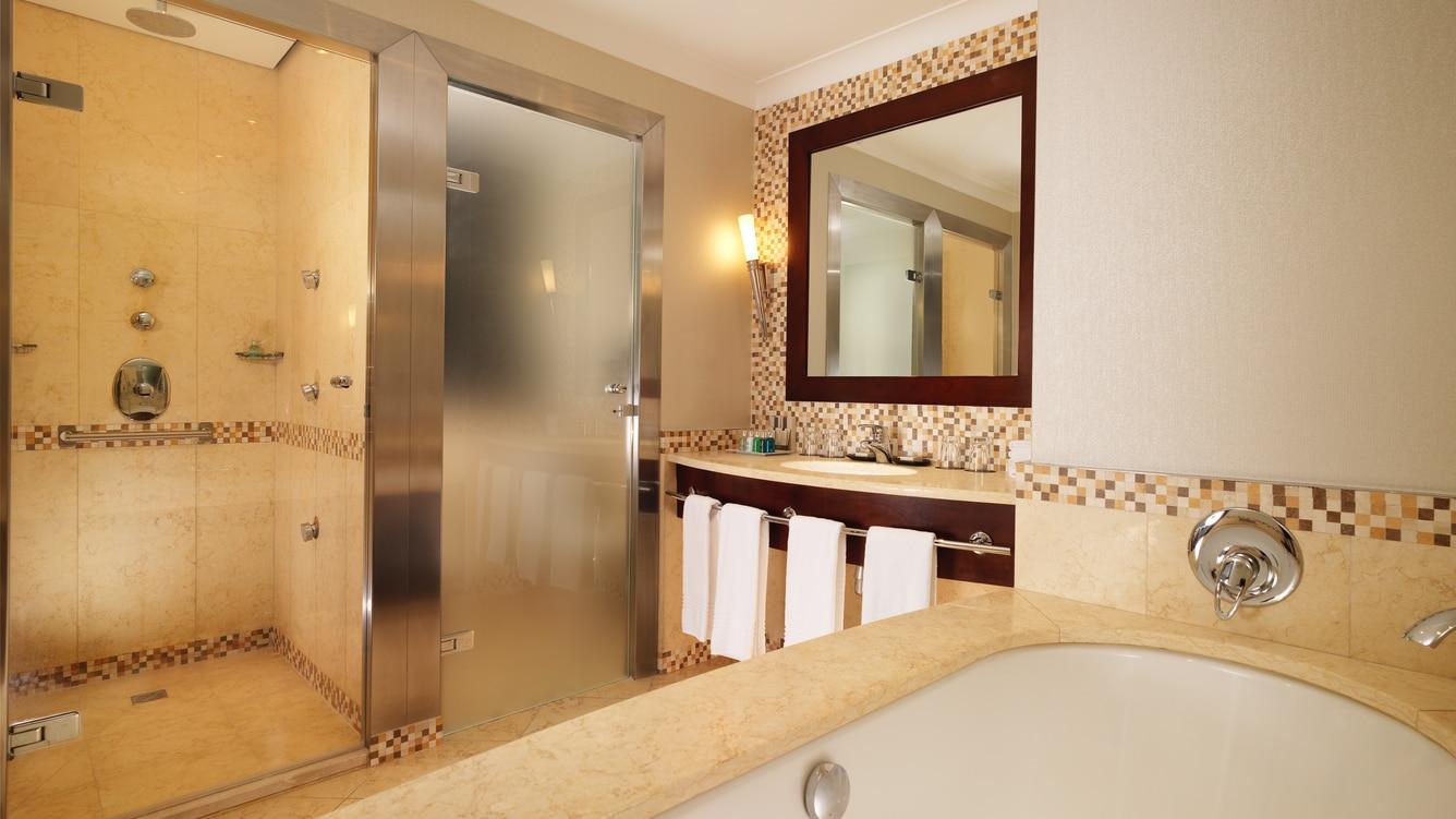 쉐라톤 그랜드 크라코프 호텔 크라쿠프 외부 사진 A bathroom in a hotel